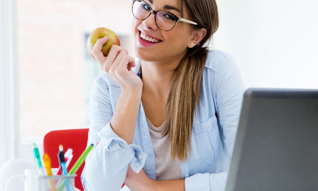 chica comiendo manzana